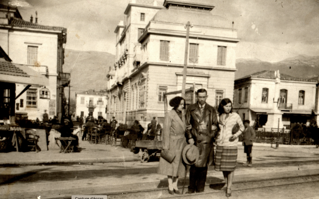 Trois amis posent dans la rue