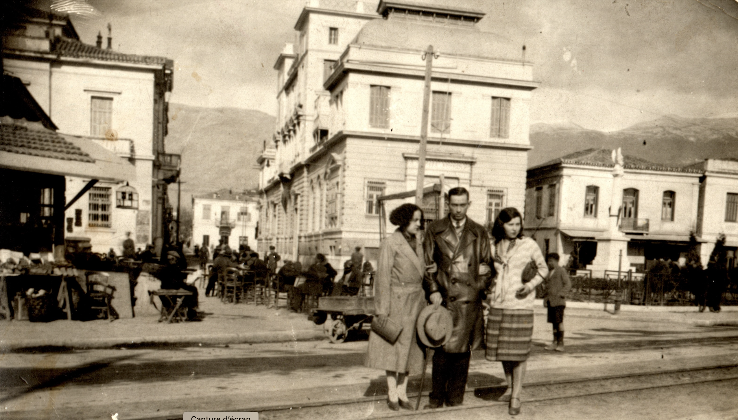 Trois amis posent dans la rue