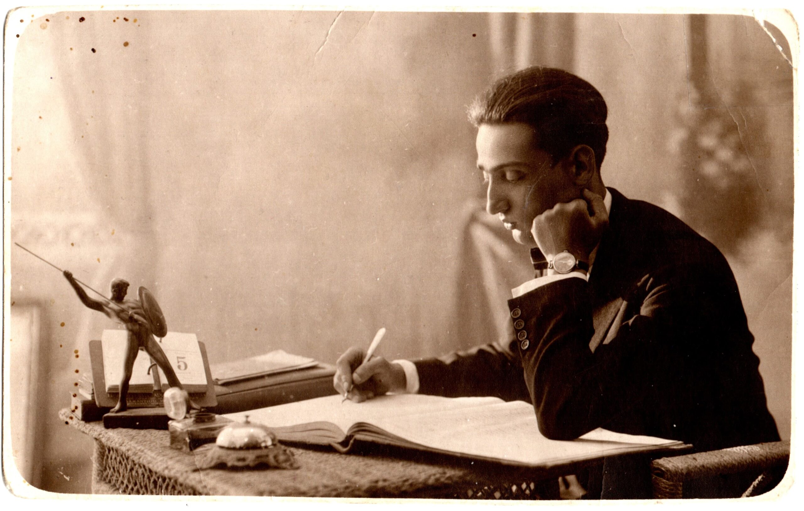 Jeune homme à son bureau