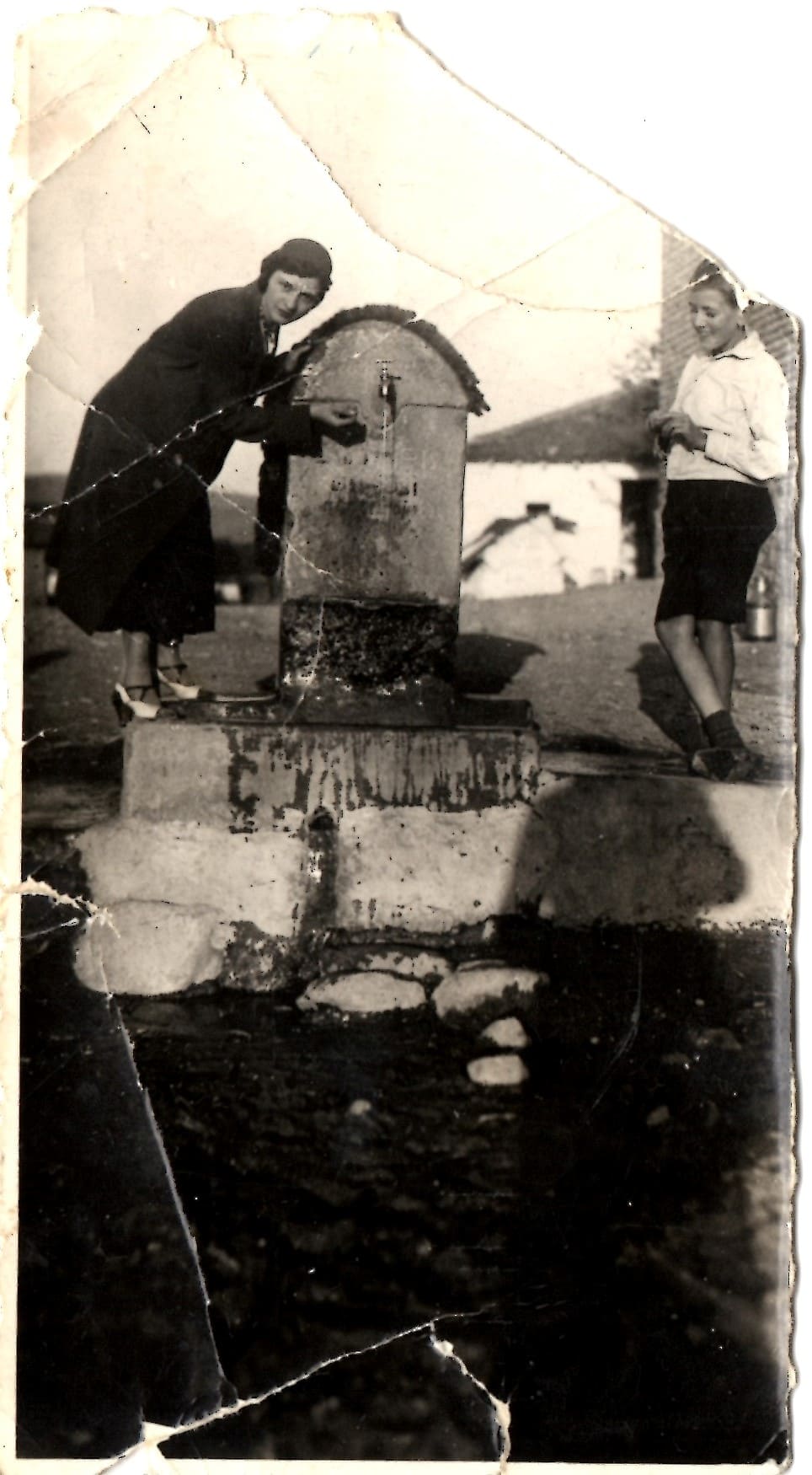 Fontaine, jeune femme et garçon