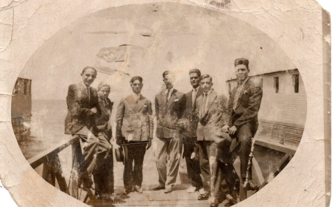 Groupe d’amis sur le port de Salonique